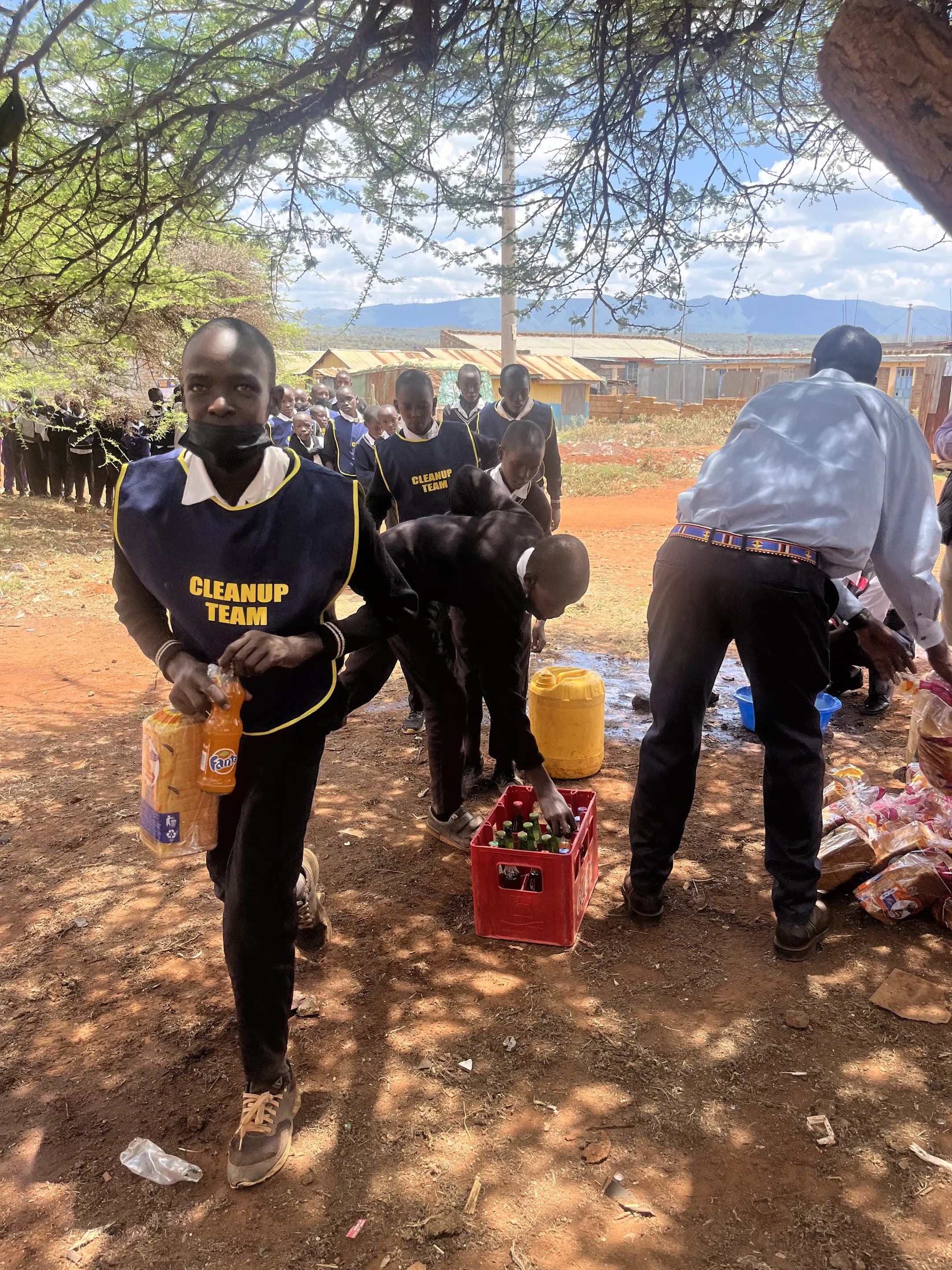 Saikeri clean-up: a break for drinks.